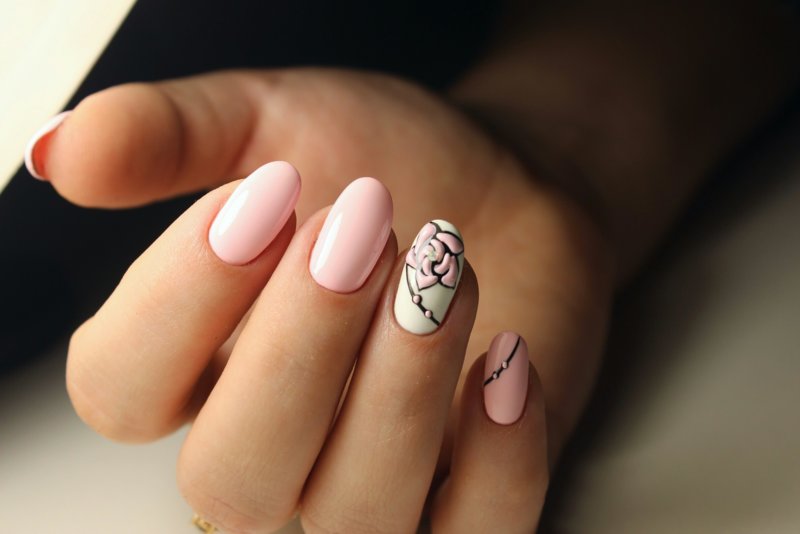 Fashionable pink and beige volumetric manicure