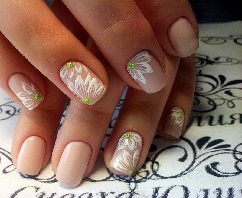 Manicure nude with white flowers.