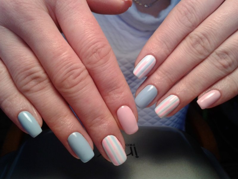 Manicure in two colors.