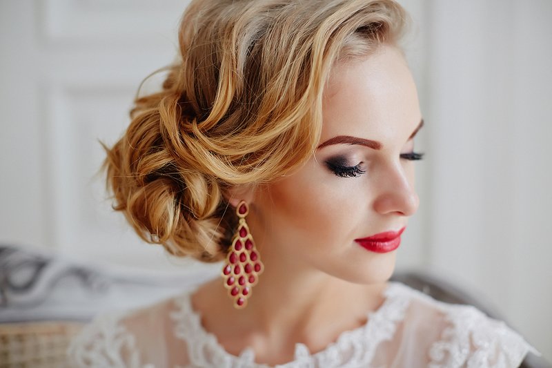 Makeup with bright lips for the brown-eyed bride