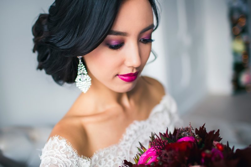 Bright bridal makeup for an Asian type of face