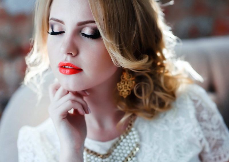 Bright makeup for the wedding for blondes