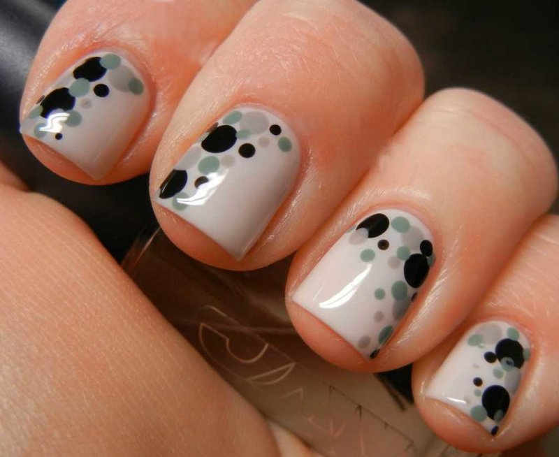 Dotted gray nails