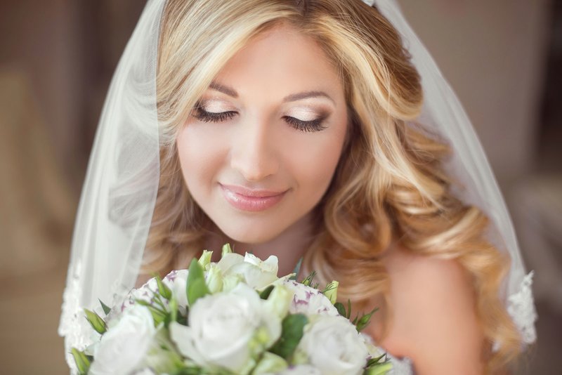 Gentle bridal makeup for gray eyes