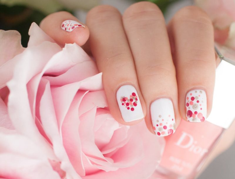 Delicate nails with a pattern and dots