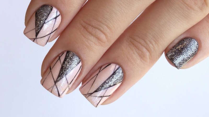 Design of delicate nails with silver