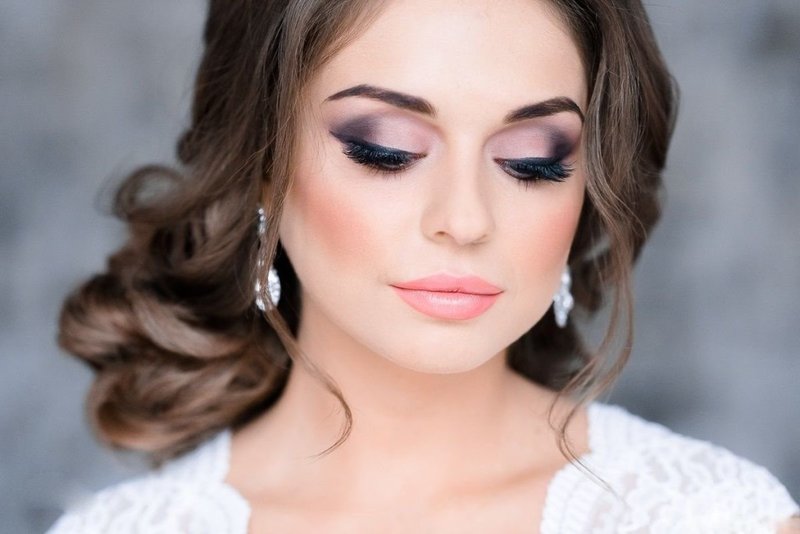 Bright wedding make-up for brunettes