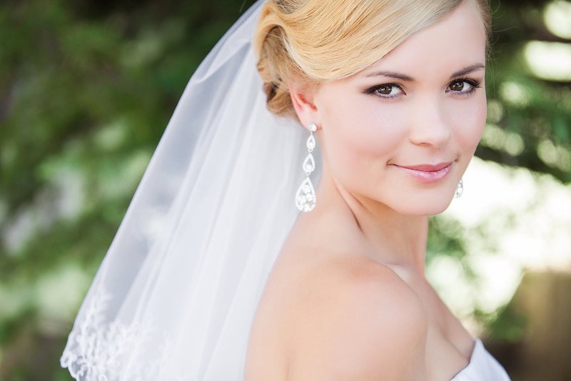 Gentle make-up for the wedding for brown eyes