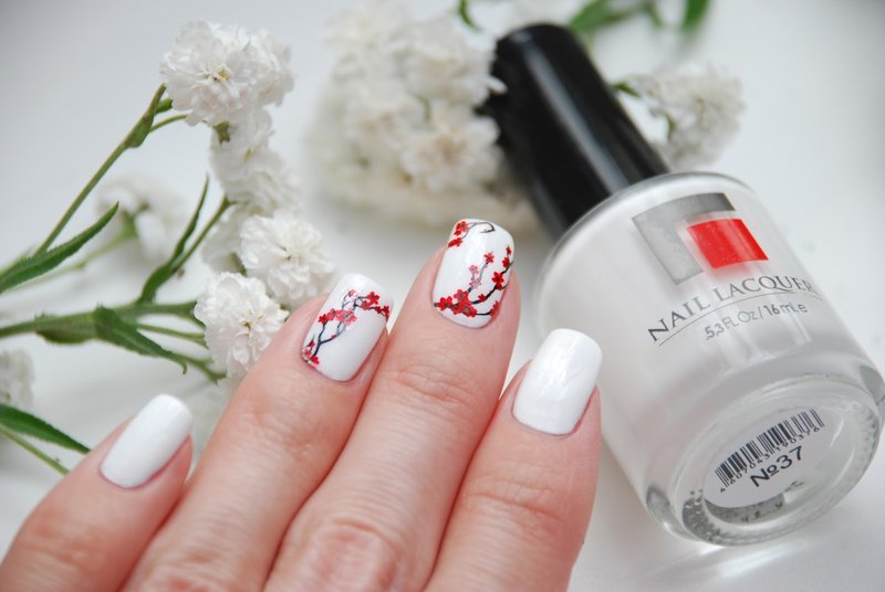 White manicure with a slide