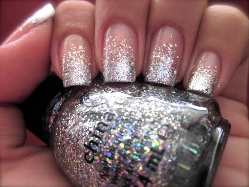 Delicate nails with silver sequins