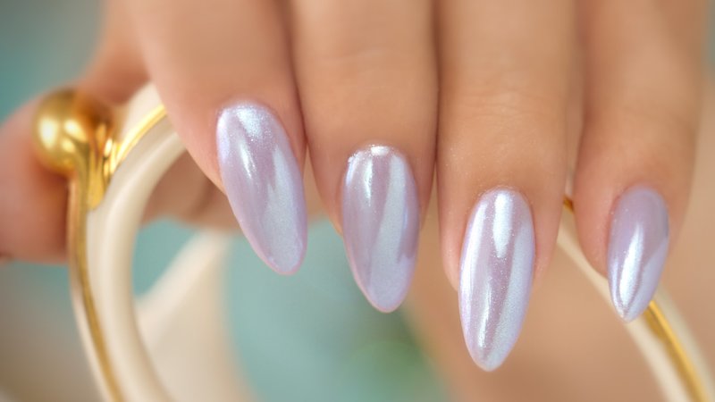 Nacreous nail polish