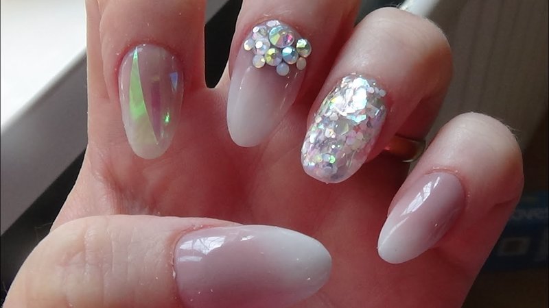 Manicure with mica and rhinestones