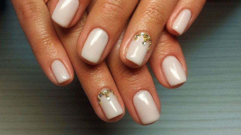 Milk manicure with broths and rhinestones