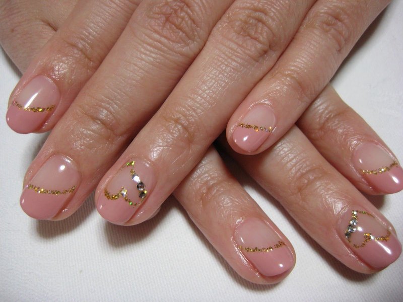 Gold stripe manicure