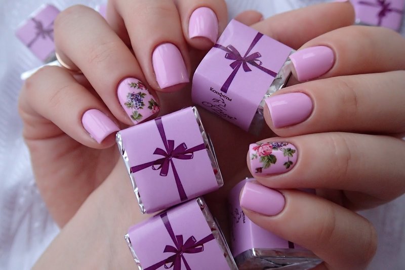 Lilac nails with a slide