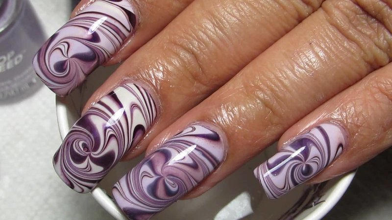 Gentle purple water manicure