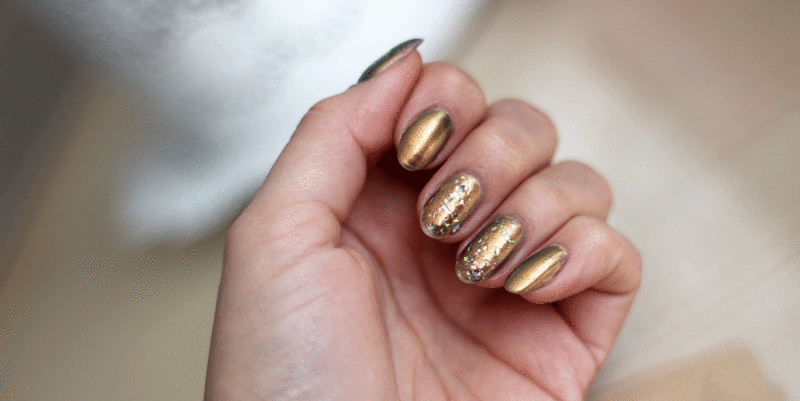 Golden chameleon manicure with mica