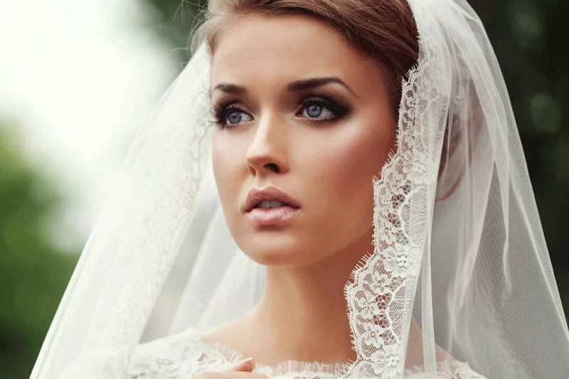 Expressive wedding makeup for blue eyes