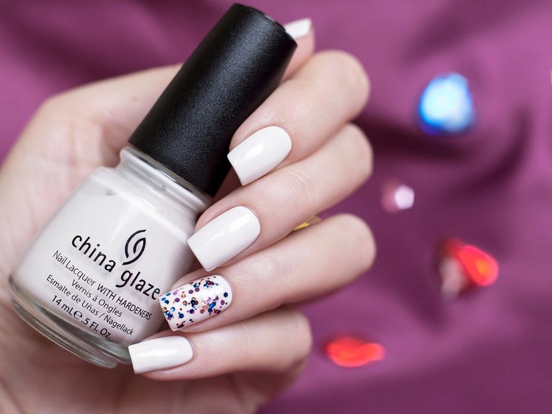 Delicate nails with sequins