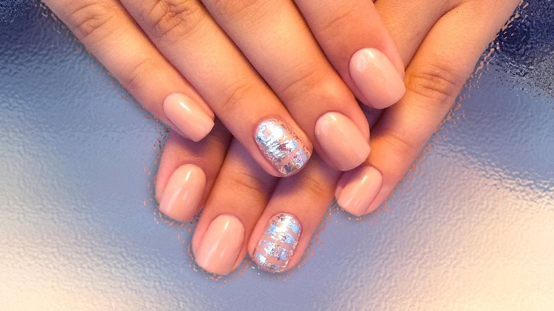 Gentle manicure with foil