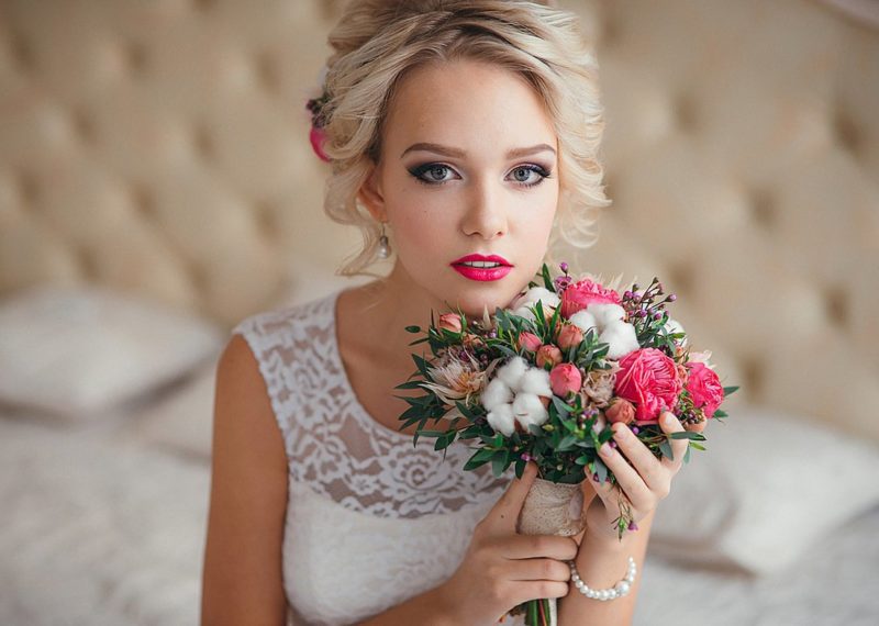 Wedding make-up for blondes with bright lips