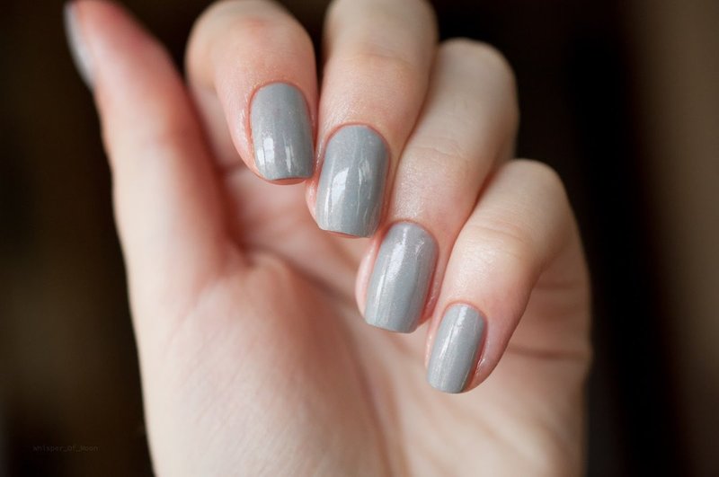 Gray manicure