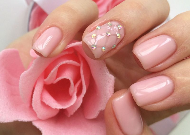 Trendy pink manicure with rhinestones.