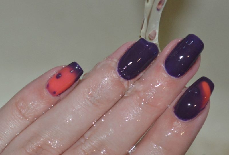 Orange-violet thermal varnish