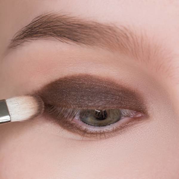 Drawing a dark base on the eyelid