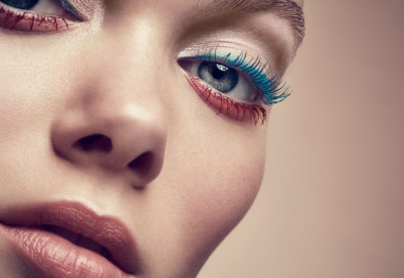 Unusual asymmetric makeup with two-tone mascara