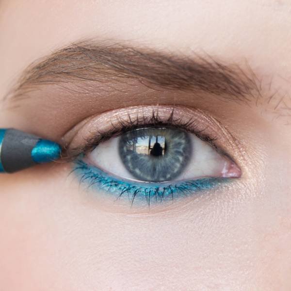 The drawing of the lower eyelid with a bright shade