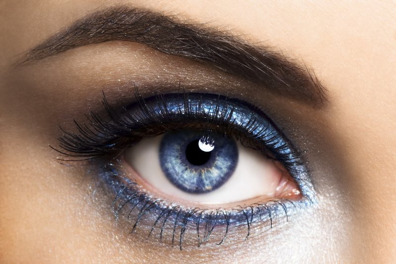 Evening makeup for brunettes with blue eyes