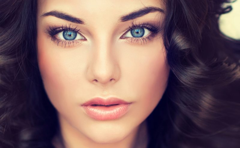 Makeup for brunettes with blue eyes