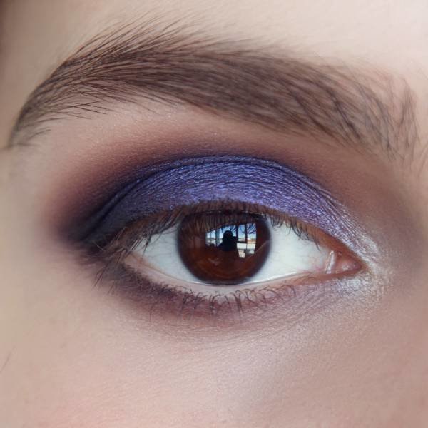 Highlighting the inner corner of the eye