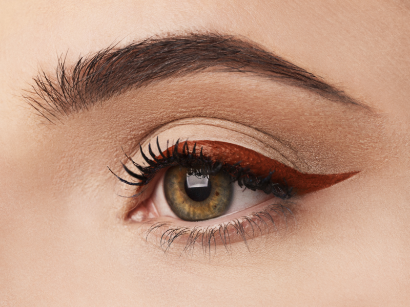 Nude make-up with colored arrow