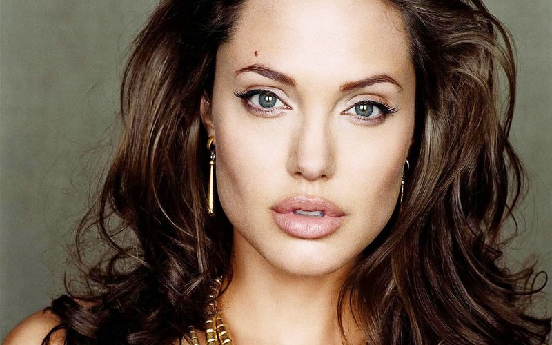 Angelina Jolie's nude makeup