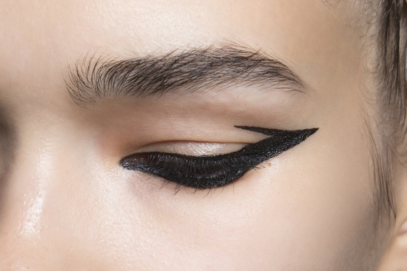 Nude make-up with black asymmetric lines