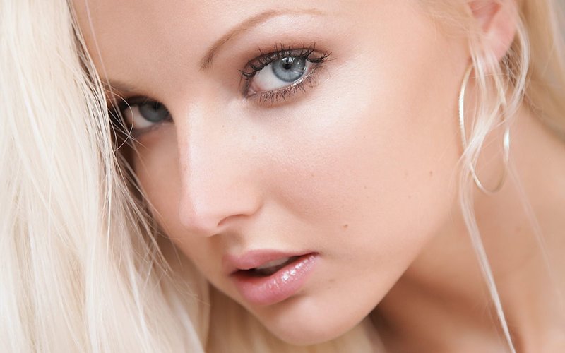 Maquillage nu pour les blondes aux yeux gris