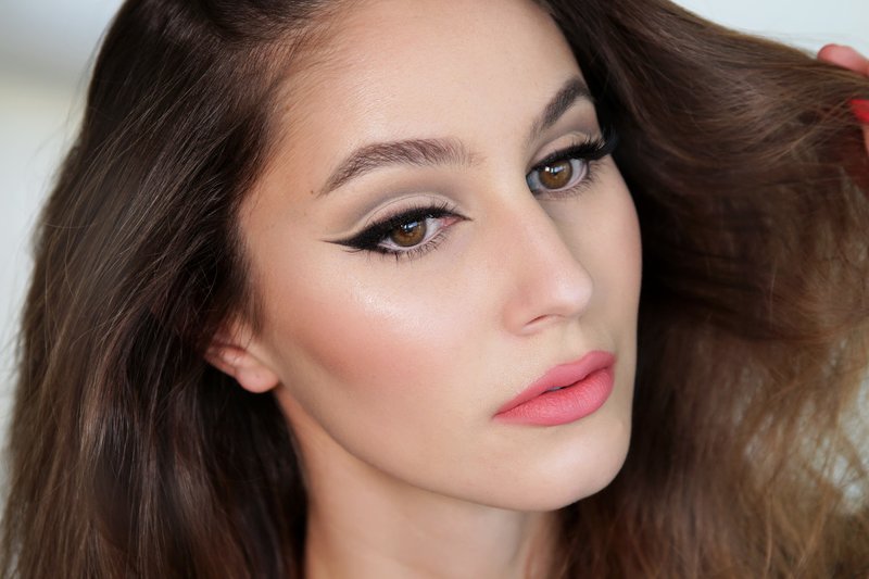 Nude style make-up with arrows