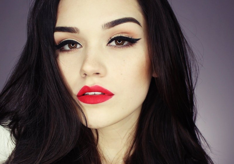 Makeup for brunettes with arrows and bright lipstick