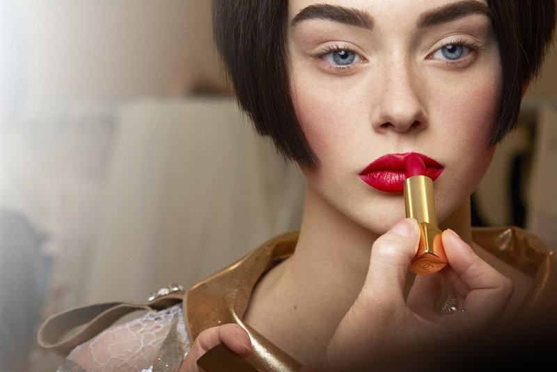 Makeup with red lipstick for brunettes