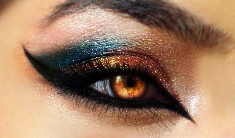 Bright make-up cat eye with gold and blue shades