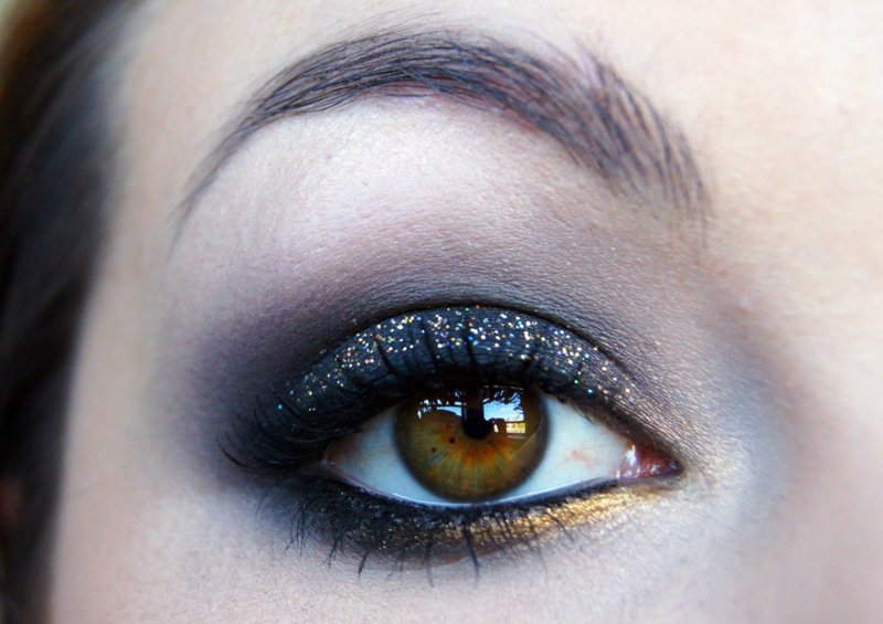 Smokey ice with glitter and golden eyeliner