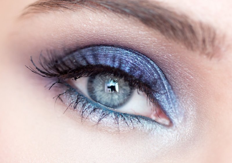 Gentle make-up in blue tones