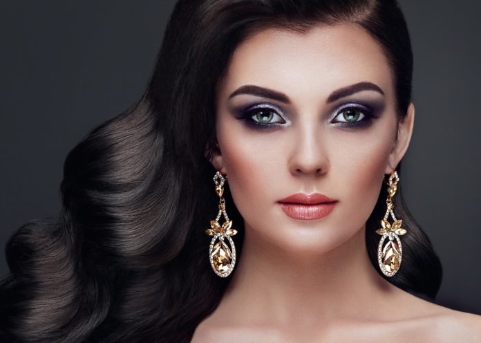 Features of makeup for brunettes