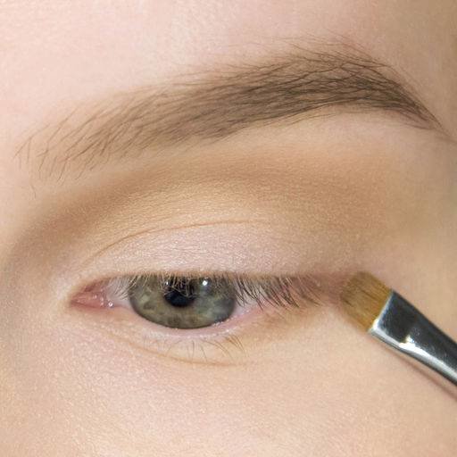 Step-by-step makeup with arrows and eyeshadows