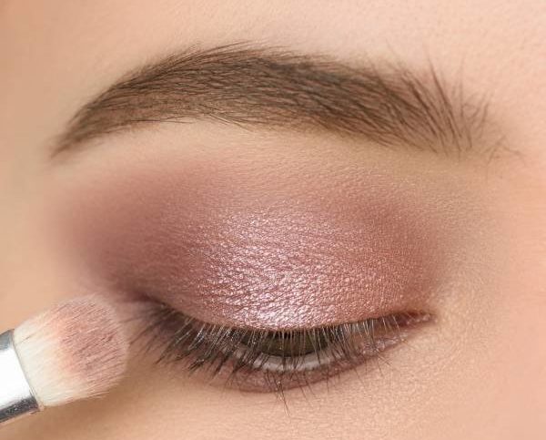 Applying shining shadows on a moving eyelid