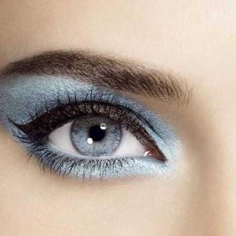 Spectacular mother of pearl makeup for blue and gray eyes