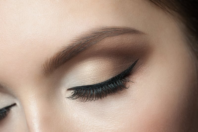 Gentle makeup with arrows.