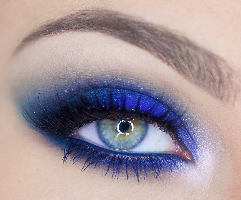 Bright evening make-up for blue eyes